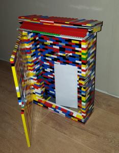 Briefkasten aus Lego geöffnet