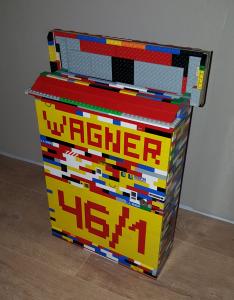 Briefkasten aus Lego im Seitenprofil mit geöffneter Klappe