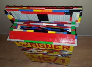 Briefkasten aus Lego von oben mit offener Klappe