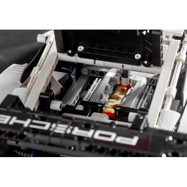 LEGO® Technic 42096 Porsche 911 RSR engine